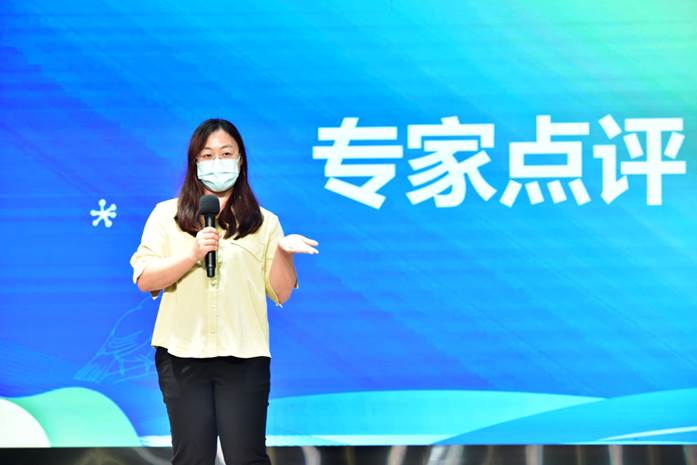 穿蓝色上衣的女人在舞台上
中度可信度描述已自动生成